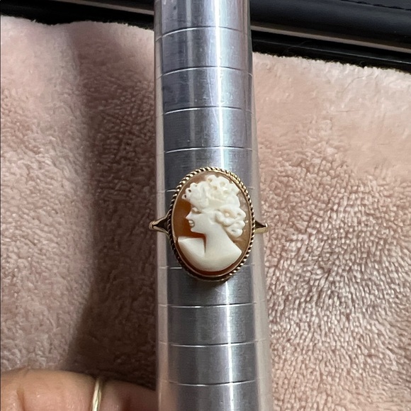 9k vintage solid gold Cameo Ring size 9. Lots of gold